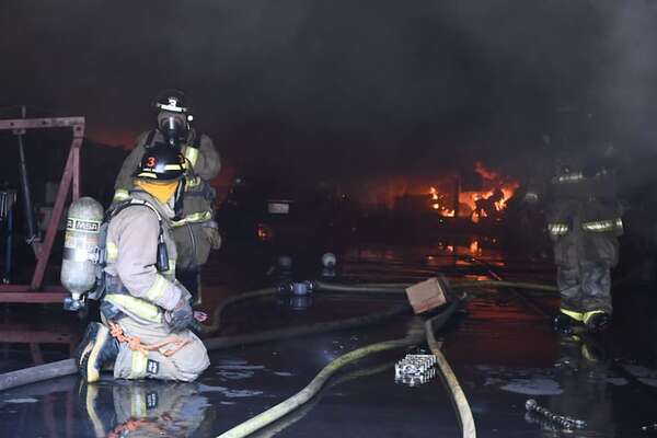 Video: taller mecánico se incendia en Sajonia - Nacionales - ABC Color