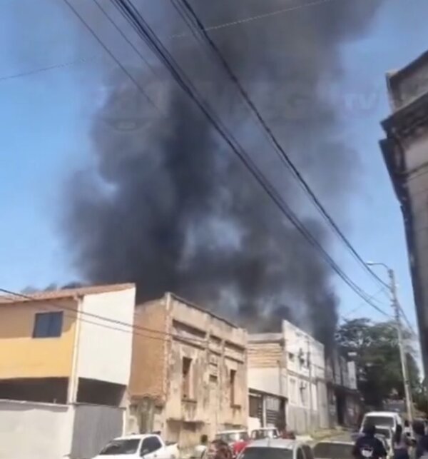 Incendio de gran magnitud en taller cercano al Hospital Militar alarma al microcentro