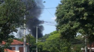 Incendio de un taller provoca derrumbe de una casa y una persona fue rescatada en Asunción