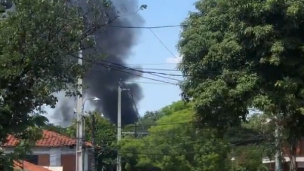 Incendio de un taller provoca derrumbe de una casa y una persona fue rescatada en Asunción