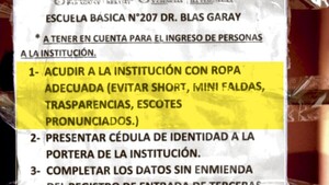 Prohíben calzas y minis a mamás en colegios