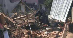 La Nación / Taller incendiado: rescatan a un hombre de los escombros de un derrumbe en Asunción