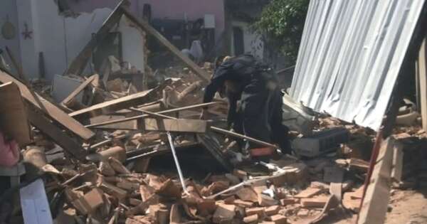 La Nación / Taller incendiado: rescatan a un hombre de los escombros de un derrumbe en Asunción