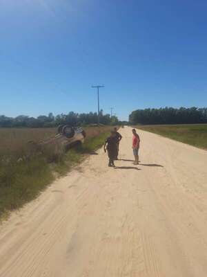 Vuelco sobre la ruta Isla Umbú–Mayor Martínez deja solo daños materiales - Policiales - ABC Color