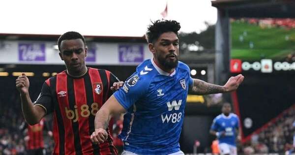 La Nación / Omar Alderete fue el muro del Sunderland