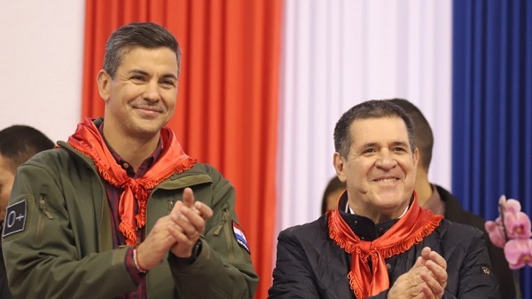 Santiago Peña visitó a Horacio Cartes en el Hospital Migone