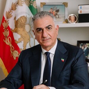 Reza Pahlavi proclama el fin de la República Islámica en Irán y llama al pueblo a tomar las calles