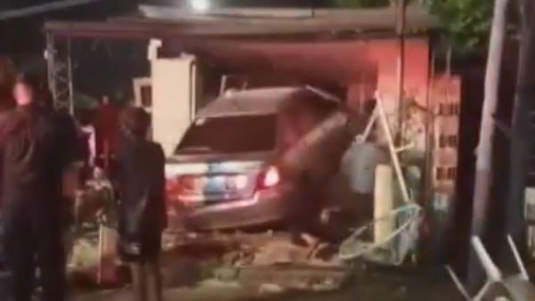 Hombre atropella una casa en Asunción y golpea a su ex pareja, que denuncia intento de feminicidio