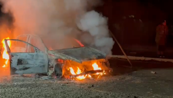 Indagan causa de incendio de un automóvil en Ciudad del Este