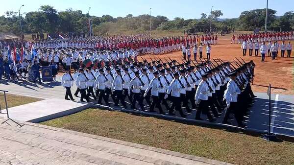 Día de los Héroes: gobernador de Amambay reclama más seguridad en la zona a Peña durante acto - Nacionales - ABC Color