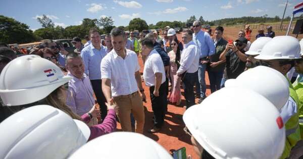 La Nación / Peña verifica avance de ruta PY17 tras acto por Día de los Héroes