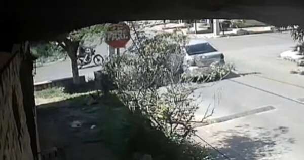 Diario HOY | Conductor ignoró cartel de ‘Pare’, atropelló a motociclista y huyó en Fdo. de la Mora