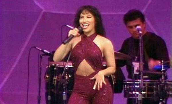 [VIDEO] Homenajearon a Selena y su hermano he'í: "Por favor aprendan la letra"