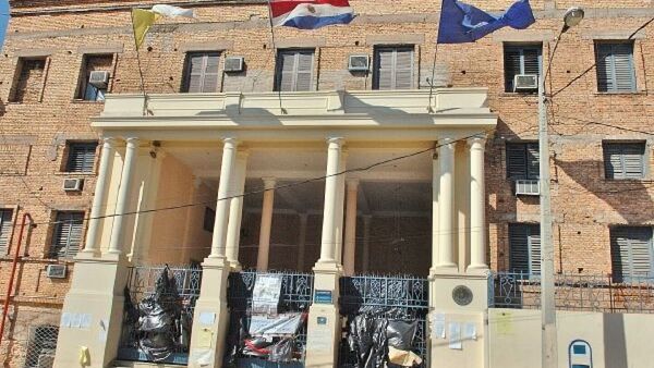 Defensor procesado enseña en Derecho UNA y cobra G. 13 millones