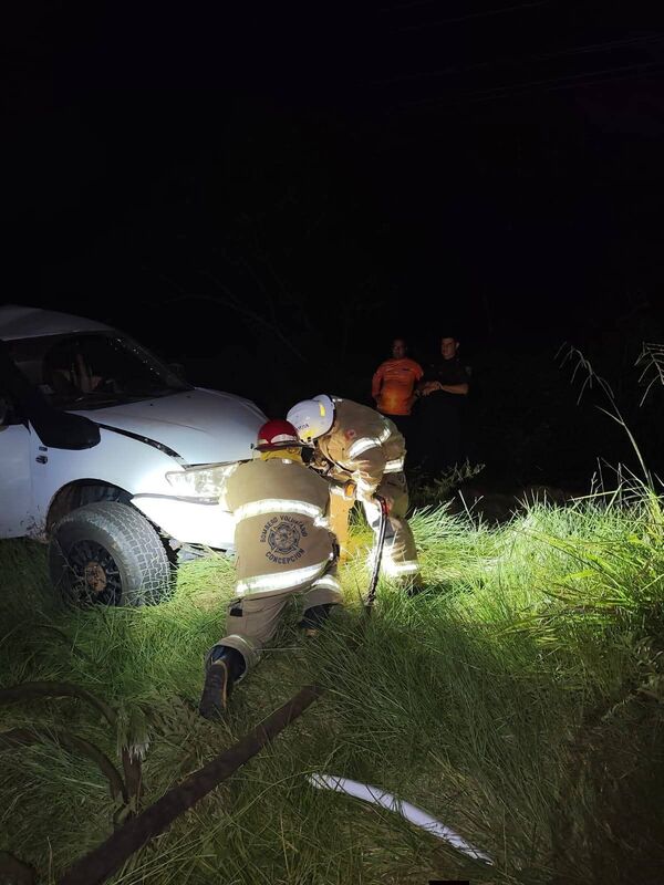 Bomberos rescatan a conductor atrapado tras vuelco - Concepción al Día