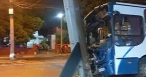 Diario HOY | Bus chocó sobre Artigas: chofer dio positivo al alcotest y culpó a un bache