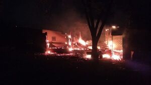 Voraz incendio reduce a cenizas una vivienda en Edelira