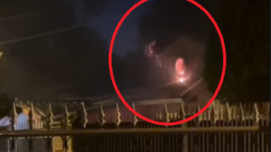 Mujer detenida por destechar una casa, prenderle fuego y atacar a activista