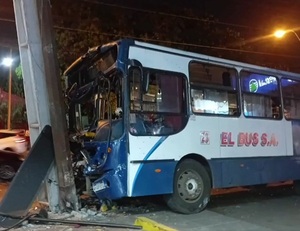 Chofer borracho choca colectivo sobre Artigas - ADN Digital