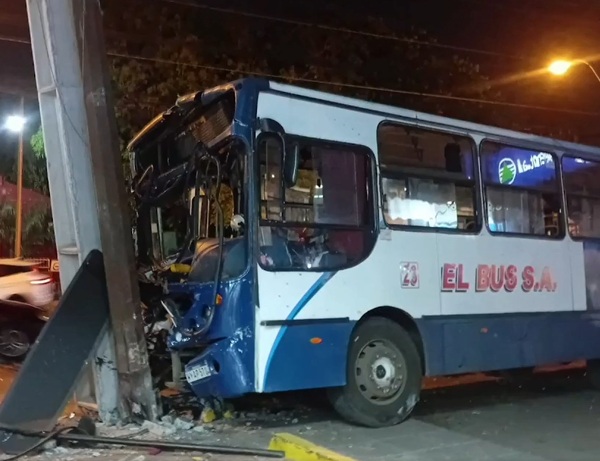 Chofer borracho choca colectivo sobre Artigas - ADN Digital