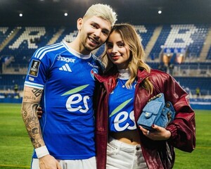 Popular / (VIDEO) ¡Mañami lo que lleva la doña de "La joya" en su carterita!