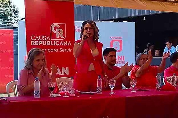 Nilda Venialgo oficializa candidatura con un fuerte mensaje de honestidad y el respaldo de Lilian Samaniego | DIARIO PRIMERA PLANA