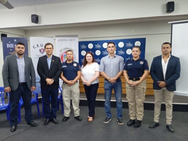 DESARROLLAN EXITOSA CHARLA SOBRE DELITOS INFORMÁTICOS EN LA UCI 