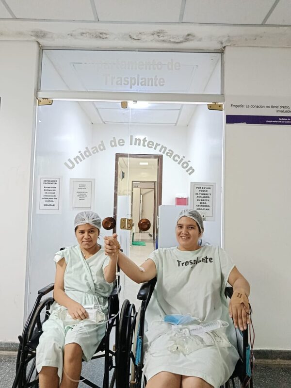 Amor de primas: tras 11 años de hemodiálisis, joven recibe un riñón donado por su prima