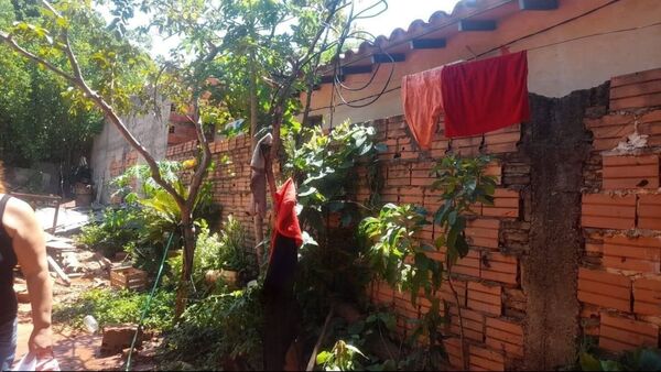 Una mujer falleció electrocutada mientras colgaba sus ropas