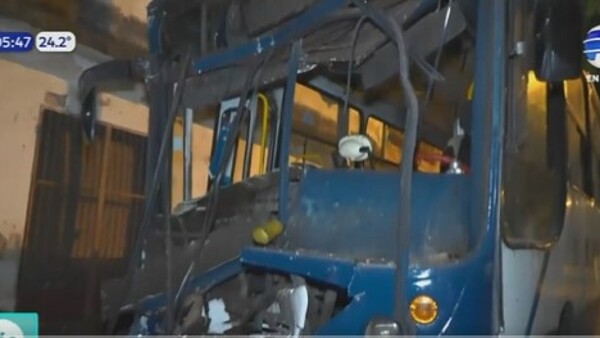 Chofer de micro chocó ka'ure y culpó a un bache