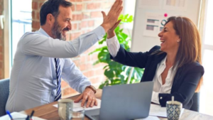 ¿Tendrías una relación amorosa con tu "compa" del trabajo?