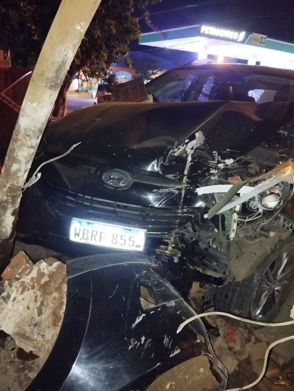 Camioneta chocó contra columna y muralla en Itacurubí - Concepción al Día