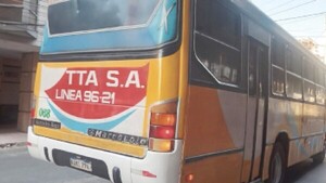 Chofer obligó a abuela con bastón a bajar por la puerta trasera del micro