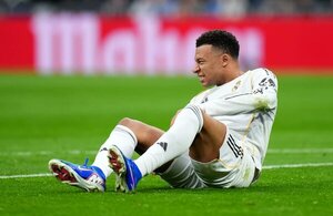 Descontento con el Real Madrid, Mbappé viaja a Francia para tratarse un problema de rodilla