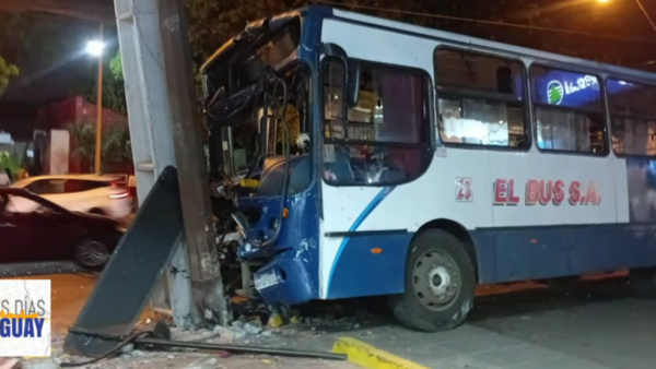 Ómnibus choca sobre Artigas tras evitar colisionar contra vehículo que desvió un bache