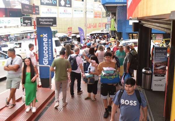 Buena afluencia de turistas en Ciudad del Este por feriado largo  - ABC en el Este - ABC Color