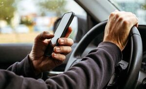 Patrulla Caminera advierte multas a conductores que no usen ambas manos en el volante