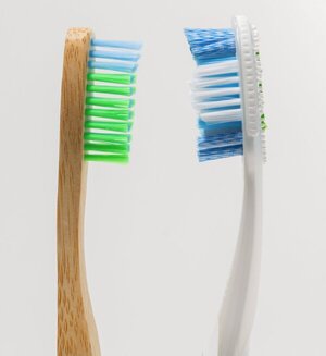 ¿Debo preocuparme por el plástico de mi cepillo y mi hilo dental?