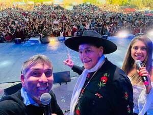 Pipino y Alicia cantaron con “asha” músico salteño "Chaqueño Palavecino"