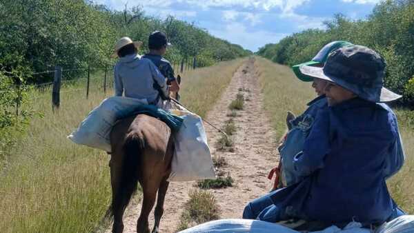 Alto Chaco: Docente viaja a caballo para enseñar en un pueblo aislado