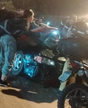 “La importancia de usar casco”: mujer en motocicleta choca con auto sin sufrir lesiones graves - Policiales - ABC Color