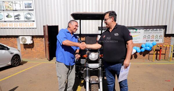 La Nación / Brassur premia a recicladores con motocarros para impulsar la economía circular