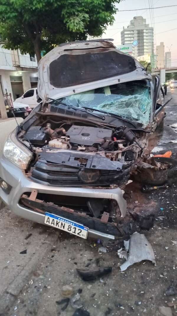 Video: choque frontal sobre Santa Teresa deja un herido y destrozos - Policiales - ABC Color