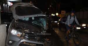 La Nación / Choque frontal de camionetas deja un herido y serios daños materiales