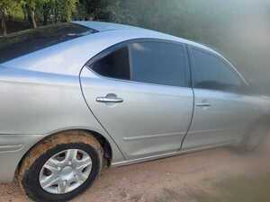 Desconocidos violentan vehículo y roban dinero y documentos