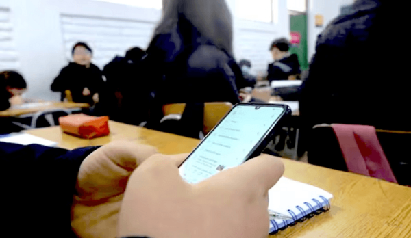 Tratan proyecto que prohíbe usar celular en el aula y establece excepciones - Noticiero Paraguay
