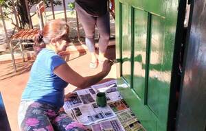 Madres reparan escuela pese a millonaria recaudación •