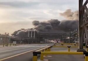 La mayor refinaría saudí fue alcanzada por drones iraníes