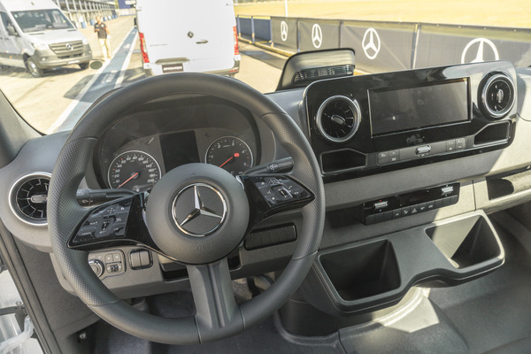 Mercedes-Benz introduce la transmisión automática en toda la línea Sprinter para Sudamérica - Amigo Camionero