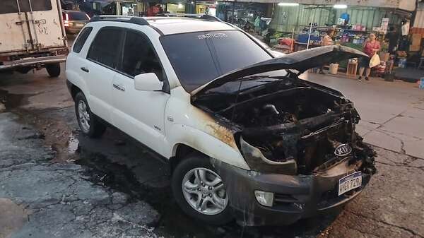 Una camioneta estacionada se incendió en pleno Mercado 4 - Nacionales - ABC Color